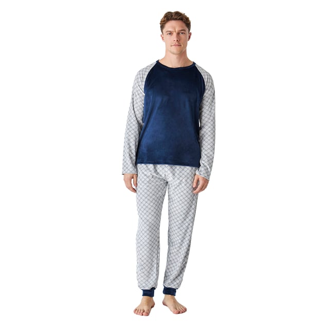 Descubre el confort y la elegancia de este pijama para caballero.

Confeccionado en suave terciopelo, este pijama es ideal para las noches frescas ofreciendo una sensación de calidez y confort excepcionales. 

El conjunto incluye una parte superior de manga larga con un elegante estampado en las mangas, junto con pantalones que presentan un estampado atractivo y cuentan con prácticos bolsillos laterales. La cintura elástica ajustable mediante cordones garantiza un ajuste perfecto y libertad de movimiento.

Las costuras vistas a tono añaden un detalle sutil pero elegante.

Disfruta de la suavidad del terciopelo y de un diseño que combina moda y funcionalidad.
 Composición: Camiseta: 95% Poliéster, 5% Elastano; Pantalón: 73% Poliéster, 27% algodón
 Cuidados:
-Lavar en un ciclo suave.
-Siempre usar agua fría o tibia. 
-No usar secadora. Es mejor secarlo al aire. 
-Si es necesario, planchar a temperaturas bajas.
-No usar blanqueadores.