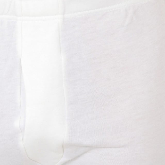 El pantalón interior largo para hombre, es una prenda diseñada para proporcionar calidez y confort en climas fríos o como capa base en actividades al aire libre.

Fabricado típicamente con materiales como algodón grueso, lana merino o tejidos sintéticos de alta tecnología, el pantalón interior largo asegura una sensación suave y aislante contra la piel. Este tipo de tela no solo proporciona calidez, sino que también ayuda a regular la temperatura corporal, manteniendo el calor corporal y evitando el sobrecalentamiento.

Las características destacadas del pantalón interior largo incluyen su capacidad para absorber la humedad y mantener la piel seca, lo que es crucial durante actividades físicas intensas o en ambientes fríos y húmedos. Esto ayuda a prevenir la sensación de frío y la acumulación de humedad, manteniendo la comodidad en todo momento.

El diseño del pantalón interior largo suele ser ceñido al cuerpo para maximizar la eficiencia térmica y proporcionar soporte muscular. La cintura elástica garantiza un ajuste seguro y cómodo, adaptándose a la forma del cuerpo sin causar restricciones en los movimientos.

Disponible en diferentes estilos y niveles de grosor según las necesidades específicas, el pantalón interior largo es ideal para deportes de invierno, actividades al aire libre en climas fríos o simplemente para quienes prefieren una capa adicional de abrigo durante el día a día.

El pantalón interior largo es una pieza esencial en el vestuario masculino para enfrentar condiciones climáticas adversas con comodidad y protección. Su capacidad para proporcionar calor, controlar la humedad y ofrecer soporte lo convierten en una opción versátil y práctica para hombres activos y conscientes del rendimiento de su ropa interior.
 Composición: 50% Acrílico, 50% Poliéster
 Cuidados:
Lavar a mano a temperatura máx. 40º.
No utilizar lejía.
No permite el uso de secadora.
Planchar a temperatura máx. 130º.
No lavar en seco.