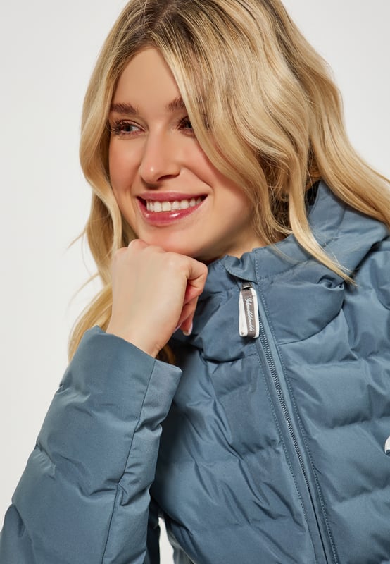 Mit ihrer starken Outdoor-Performance begeistert uns die Steppjacke von Schmuddelwedda. Sie ist aus einem beschichteten, wasserdichten Material gefertigt und mit nahtlosen Kammern verarbeitet, was einen weiteren Nässeschutz bietet. Das synthetische Füllmaterial ist nicht nur tierfreundlich, sondern sorgt auch für eine ideale Isolierung. Ein robuster Reißverschluss mit praktischem Kinnschutz, zwei seitliche Eingrifftaschen sowie eine Innentasche ergänzen das zeitlose Design.  Übergangsjacke / Winterjacke