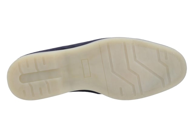 Hush Puppies Leon Leer Herenschoenen Stap in de moeiteloze zomerse stijl met de Leon klassieke instappers. Gemaakt van zacht suède met een verfijnde leren kraagdetail, voegen deze schoenen elegantie toe aan je casual garderobe. Het gemakkelijke instapontwerp zorgt voor snelle en comfortabele kleding, perfect voor dagen dat je onderweg bent. Aan de binnenkant houdt een ademende textiele voering je voeten koel, terwijl de gevoerde leren inlegzool zorgt voor luxe ondersteuning. De flexibele en duurzame TPR-buitenzool biedt betrouwbare grip en duurzaamheid, waardoor de Leon instappers de ideale metgezel zijn voor avonturen in warm weer. - Suède leren bovenkant - Instapontwerp - Verhoogde hak - Gevoerde voetbed - Duurzame zool - Hush Puppies branding