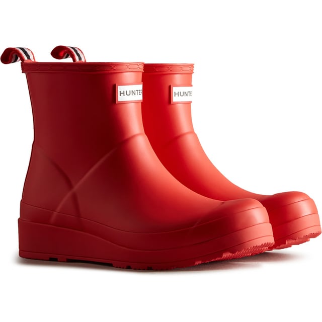 Simplifying the iconic design of the Original Boot, the Play Boot offers a dynamic silhouette with a flatter platform sole for maximum comfort and versatility. Crafted from the highest quality natural rubber, this wellington is 100% waterproof.
