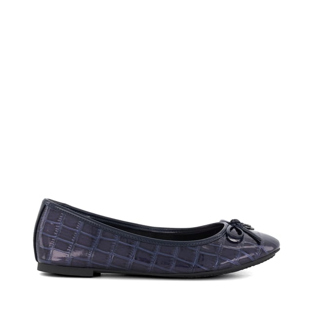 Our own take on a signature style, and the season's most coveted flats, our Hallo ballet pumps boast a feminine bow that's enhanced with our bespoke charm detailing. Set on a rubber sole for comfort with every step, this round-toed silhouette pairs perfectly with everything from denim to dresses alike.