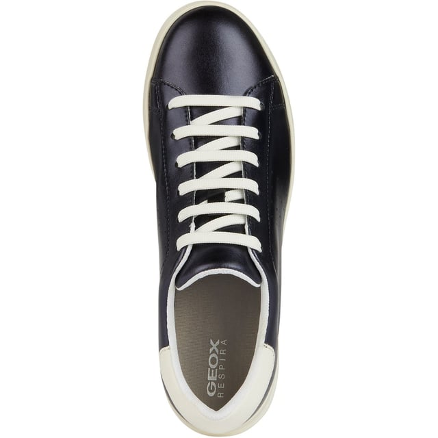 Jaysen is a lightweight breathable low-cut sneaker for women that exudes casual charm and takes its cues from a classic tennis-shoe style. With an attractive everyday design, it comes in a mixture of a pearlescent and plain leather-effect material.