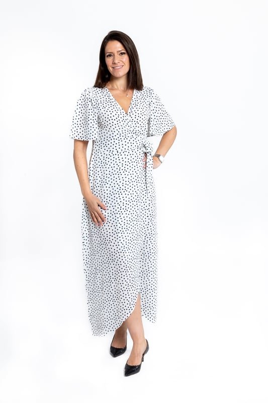 Este vestido elegante y bonito es ligero, con una falda estilo envolvente, escote en V y mangas cortas que favorecen. El vestido cuenta con un cinturón envolvente que añade un toque especial. Su estampado blanco y negro de lunares es un clásico para tu armario.

97% Poliéster, 3% Elastano

Lavado a máquina a 30°