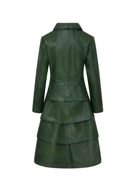 Deze lange jas, geïnspireerd op Victoriaanse en Edwardiaanse stijlen, heeft een strak uitlopend design gemaakt van 100% premium leer. Perfect voor gothic en punk mode, het is een gedurfd statement piece dat vintage charme combineert met een moderne rand. Lange uitlopende jas voor een opvallende look Gemaakt van 100% premium leer voor duurzaamheid en luxe Victoriaanse en Edwardiaanse invloeden met een eigentijdse twist Perfect voor gothic, punk of alternatieve modestijlen