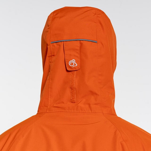 Materialzusammensetzung (%): 100% Polyester. Design: Logo, Unifarben. Gewebetechnik: Aqua Dry, Atmungsaktiv, Wasserfest, windbeständig. Hoch geschnitten. Bündchen: Klettverschlussriemen. Langärmlig. Reflektierende Details. Kapuzenmerkmale: Knebel-Einstellung. Taschen: 3. Wasserdichter Reißverschluss. Atmungsaktivitätsbewertung: 15000. Wasserdichtigkeit (mm): 8000 mm. Nachhaltigkeit: Aus recyceltem Material.