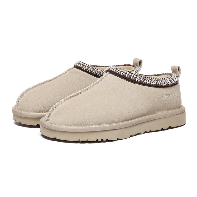 Verhoog uw casual stijl moeiteloos met Wigeon Pantoffels, vervaardigd voor comfort en duurzaamheid met een waterafstotende coating om u stijlvol gezellig te houden in elke omgeving, van binnen tot buiten.