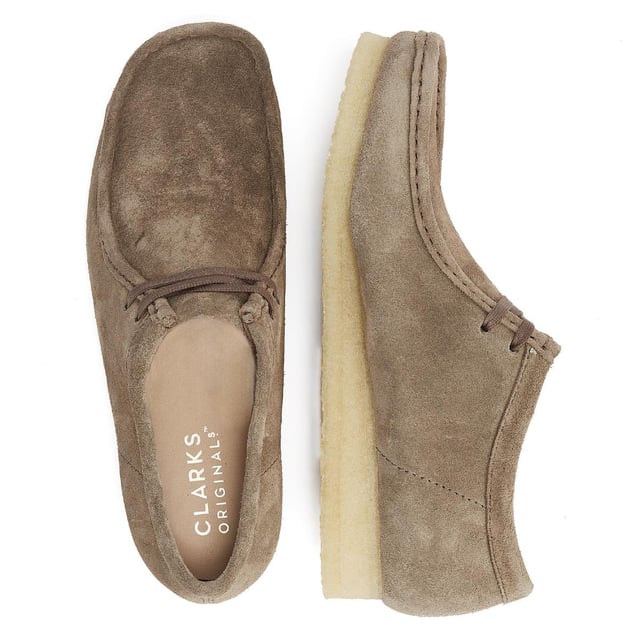 These shoes feature suede uppers, flat laces, and tonal fobs, marking Clarks' commitment to quality. They are complete with natural crepe soles, ensuring both style and comfort.