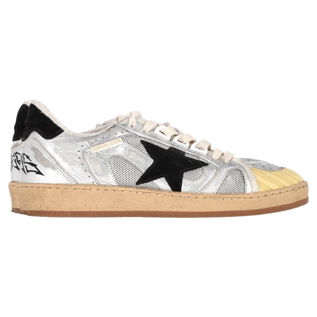 VINTAGE, RRP WIE NEU  
Erhebe deinen Street Style mit den Golden Goose Ball Star Special Edition Sneakers aus silberner Leder.  
Entfessle deinen inneren Trendsetter mit den Golden Goose Ball Star Special Edition Sneakers aus atemberaubendem silbernen Leder. Ein Statement-Stück für deine Garderobe, diese Sneakers kombinieren hochwertige Handwerkskunst mit einem futuristischen Touch. Der metallische Glanz verleiht einen auffälligen Charme, während die abgenutzten Details dem charakteristischen, getragenen Look von Golden Goose treu bleiben und mühelosen Coolness verleihen. Entwickelt für die moderne Fashionista, vereinen diese Schuhe Luxus und Komfort nahtlos und bieten gepolsterte Sohlen für den ganzen Tag.  
  
Golden Goose Ball Star Special Edition Sneakers aus silbernem Leder  
Zustand: Sehr gut  
Abnutzungserscheinungen: Enthalten Box., Keine Markierung an der Innensohle., Leicht gebraucht. Sehr leichte Markierung an den Sohlen.  
Verpackung: Box  
Farbe: Silber  
Material: Außen: Schafsleder 76%, Polyester 19%, Leder 5%  
Futter: Baumwolle 49%, Leder 31%, Polyester 16%, Polyurethan 4%  
Größe: EU37/IT37/US7/UK4  
Maße: Absatzhöhe: 30; Innensohlenlänge: 280  
SKU: NAPPUGBSH429084W