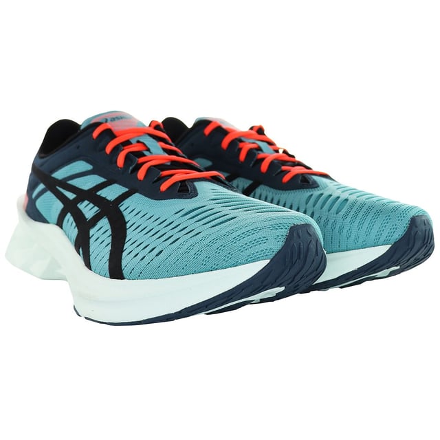 Zapatillas Asics Novablast SPS para hombre en azul: una mezcla dinámica de innovación y estilo para el corredor moderno. Con un énfasis en la amortiguación de respuesta y un diseño elegante, estos entrenadores están diseñados para elevar su experiencia de correr.

Características principales:

 Entresuela FlyteFoam Blast:  Es probable que las Novablast SPS incorporen la tecnología FlyteFoam Blast de Asics en la entresuela. Este material ligero y sensible proporciona un excelente retorno de energía, haciendo que cada zancada sea más cómoda y eficiente.

 Parte superior transpirable:  Las zapatillas están equipadas con una parte superior transpirable, que favorece la ventilación y ayuda a mantener los pies frescos durante las carreras. Esta característica es crucial para la comodidad, especialmente durante los entrenamientos más largos.

 Diseño de talón elevado:  La serie Novablast suele incorporar un diseño de talón elevado que favorece un movimiento de balanceo hacia delante, mejorando tu ciclo de marcha natural y proporcionando una experiencia de carrera más eficiente.

 Detalles reflectantes:  La seguridad se prioriza con detalles reflectantes incorporados en el diseño. Tanto si corres con poca luz como si lo haces a primera hora de la mañana o al atardecer, estos detalles mejoran la visibilidad.