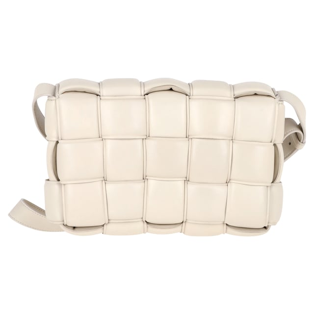 VINTAGE, RRP WIE NEU  
Setzen Sie ein Statement mit der Bottega Veneta Padded Cassette Bag aus weißem Lammleder. Diese Umhängetasche strahlt Luxus aus mit ihrem gepolsterten Intreccio-Lederdesign und der eleganten weißen Farbe. Das Innere bietet eine einzelne Reißverschlusstasche, die praktischen Stauraum für Ihre Essentials bietet, während der Metallverschluss für eine sichere Befestigung sorgt. Das gefütterte Lammleder fügt einen Hauch von Raffinesse hinzu, ergänzt durch die Hardware in Goldfarbe. Hergestellt in Italien verkörpert diese exquisite Tasche das makellose Handwerk und die zeitlose Eleganz, die mit Bottega Veneta assoziiert wird. Ob zu lässigen oder formellen Ensembles kombiniert, diese Tasche ist ein elegantes und vielseitiges Accessoire für den modebewussten Einzelnen.  

Bottega Veneta Padded Cassette Bag aus weißem Nappa-Leder  
Zustand: Ausgezeichnet  
Abnutzungsspuren: Kein Verkaufsetikett, Keine sichtbaren Abnutzungsspuren.  
Verpackung: Keine  
Farbe: Weiß | Ecru  
Material: Leder | Lammleder  
Größe: Einheitsgröße  
Maße: Breite: 50; Höhe: 165; Länge: 270  
SKU: NAPPUGBBA372493W