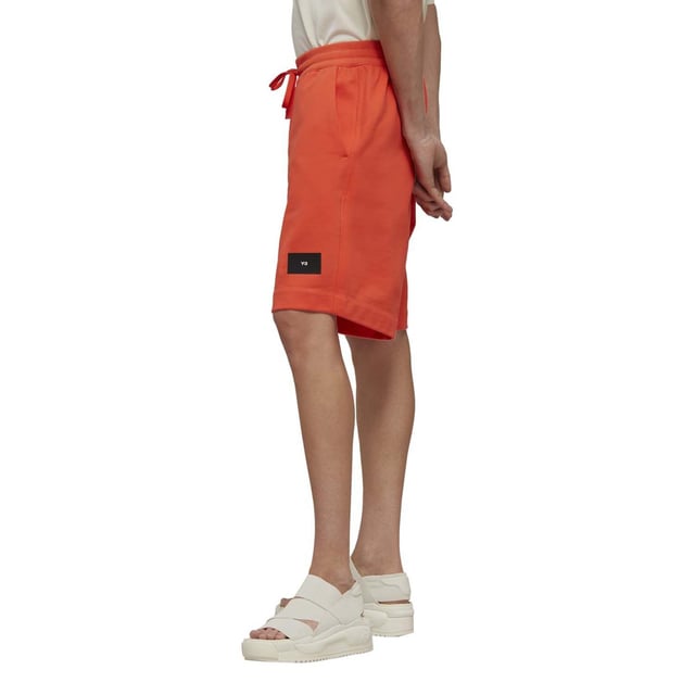 inchDe minimalistische bouw van de Y-3 Organic Cotton Shorts creëert een functionele basis voor dagelijks gebruik. Deze shorts zijn gemaakt van natuurlijke en hernieuwbare materialen als onderdeel van onze reis om eindige bronnen uit te bannen en plastic afval te helpen beëindigen. inch- Trekkoord op elastische taille.- Zijzakken.- Losse pasvorm.- 100% organisch katoen French terry.- Ref.: IB4794