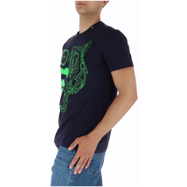 Camiseta Plein Sport PS78 Design Logo Azul Marino. Camiseta Plein Sport PS78 Design Logo azul marino. Luce lo mejor posible con esta camiseta azul marino con logo Plein Sport PS78. La camiseta está confeccionada con orgullo en Italia y presenta un atractivo logotipo en la parte delantera. Esta camisa suave y liviana garantiza un ajuste cómodo y le brinda una apariencia de la que puede estar orgulloso. ¡La manera perfecta de agregar un toque de estilo a tu guardarropa!. Camiseta deportiva azul marino con ajuste elástico, 95 % algodón, 5 % elastano. Logotipo de la marca Plein Sport. Fabricado en Italia, corte ajustado. Código de estilo: TIPS125IT 85