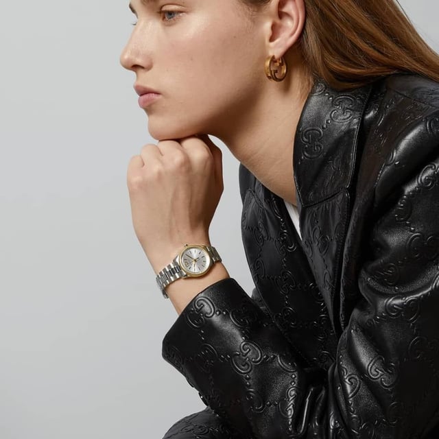 Marke GUCCIUhrenmarkierungenStäbeWasserdicht 50 MeterGeschlecht FrauenUhrwerk QuarzGehäusematerial EdelstahlZifferblattfarbe SilberArmbandmaterial EdelstahlDurchmesser 29mmMarkenkollektionen G-Timeless