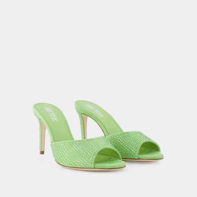 Estos mules de Paris Texas se inscriben en la tendencia del tacón de gatito, con este par en tonos pastel y punta afilada.