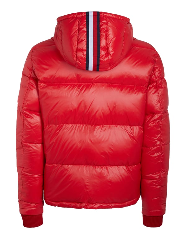 100% poliamida; chaqueta Tommy Hilfiger; Modelo: RE0RE00102645; Cuello alto con capucha extraíble; Cremallera; Dos bolsillos delanteros; Un bolsillo interior; Detalles del logo de Tommy Hilfiger