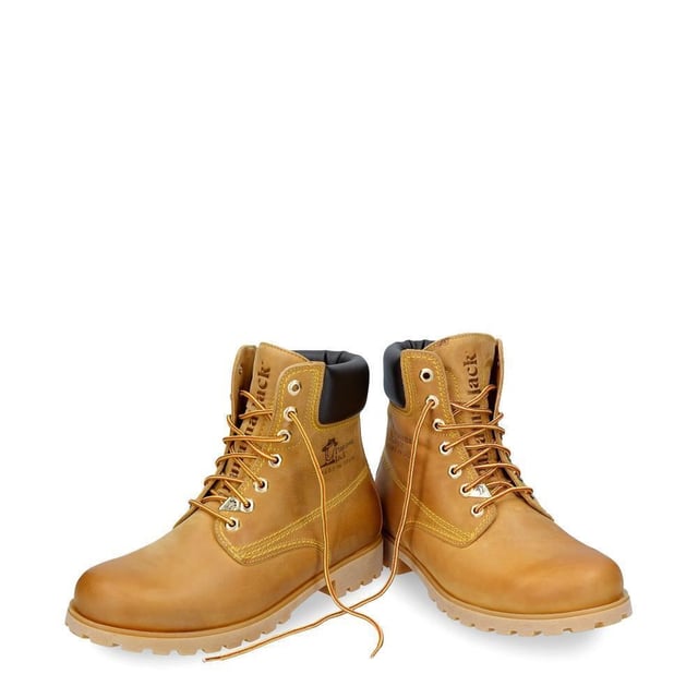 Steigen Sie mit Stil und Komfort aus mit Panama Jack-Stiefeln. Egal, ob Sie über schroffe Landwege wandern oder durch städtische Straßen navigieren, der originale Panama Jack 03 C1 Herren-Schnürstiefel ist Ihr perfekter Begleiter. Diese Stiefel zeichnen sich durch ein klassisches Design mit einer schlichten runden Spitze und einem dunkelbraunen, gepolsterten Lederkragen aus und strahlen zeitlose Eleganz aus. Die kontrastierenden roten und gelben Schnürsenkel sorgen für einen Farbtupfer, während die genähte karamellfarbene Commando-Sohle für Strapazierfähigkeit und Stabilität in jedem Gelände sorgt. Für die Herren sind die Schnürstiefeletten Tan Panama Jack 03 für Herren so konzipiert, dass sie den Elementen standhalten. Mit einem wasserdichten, glatten Nubuk-Obermaterial, einem weich gepolsterten Knöchelschaft und einem warmen Futter halten diese Stiefel Ihre Füße kuschelig und trocken. Das geprägte Logo an der Ferse und die silbernen sechseckigen Metallösen verleihen ihrem robusten Charme einen Hauch von Raffinesse. Hauptmerkmale: Klassisches Design: Die Panama 03-Stiefel vereinen Design, Qualität und Komfort nahtlos und bieten eine zeitlose Ästhetik für Männer und Frauen. Vielseitiger Tragekomfort: Egal, ob Sie die Straßen der Stadt erkunden oder Bergpfade erobern, diese Stiefel sind perfekt für alle Ihre täglichen Abenteuer. Wasserdichte Konstruktion: Diese Stiefel sind aus wasserdichtem Vintage-Nappaleder mit Lederfutter gefertigt und sorgen dafür, dass Ihre Füße bei jedem Wetter trocken und bequem bleiben. Anatomische Unterstützung: Genießen Sie verbesserten Komfort und Hygiene mit der anatomisch geformten Innensohle, die eine perfekte Passform für Ihre Füße bietet. Langlebig und rutschfest: Die Gummiaußensohle bietet Flexibilität, Haltbarkeit und rutschfeste Traktion und sorgt für Stabilität auf verschiedenen Oberflächen. Hergestellt in Spanien: Mit einer Schafthöhe von 18 cm werden diese Stiefel fachmännisch in Spanien gefertigt, um höchste Handwerkskunst und Qualität zu gewährleisten. Schlüpfen Sie in die Stiefel von Panama Jack und erleben Sie die perfekte Mischung aus Stil, Haltbarkeit und Komfort für Ihre alltäglichen Abenteuer. Diese Stiefel wurden für diejenigen entwickelt, die Wert auf Qualität und Handwerkskunst legen. Sie sind Ihr vertrauenswürdiger Begleiter, wohin auch immer Ihre Reise Sie führt.
