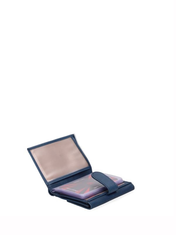 Cartera de hombre. El cierre es con botón de presión. Los bolsillos internos son tarjeteros y porta billetes. Los bolsillos exteriores son uno trasero con clip. Falta la correa para el hombro. Falta el mango. Hay un compartimento interno. El material exterior es 100% Piel Auténtica. Internamente está forrado en piel auténtica. Medidas: 8x10x2 cm. Producto de moda