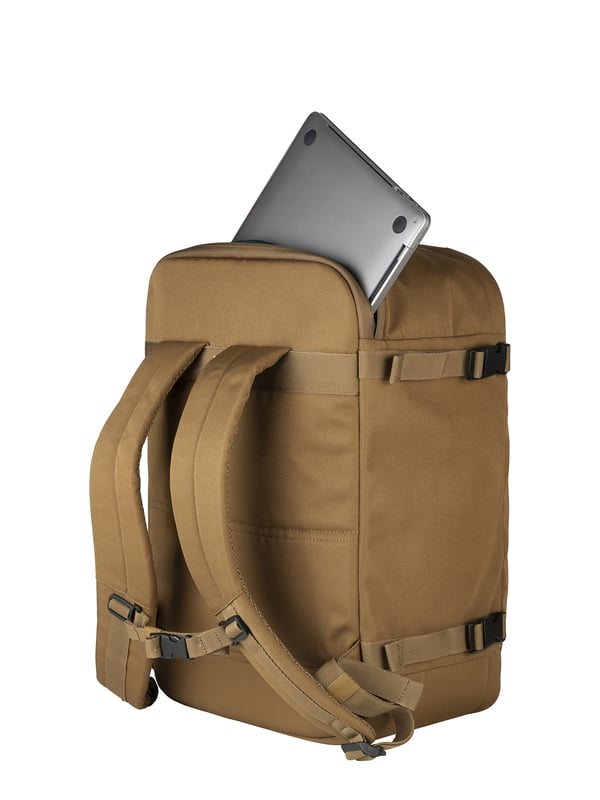 Mochila unisex. El cierre es con cremallera. Los bolsillos internos son uno abierto. Los bolsillos externos son dos delanteros con cremallera y uno trasero con cremallera. Falta la correa para el hombro. El mango es de tereftalato de polietileno reciclado. Hay un compartimento interno. El material exterior es tereftalato de polietileno reciclado. Internamente es tereftalato de polietileno reciclado. Medidas: 30x40x15 cm. Producto de moda