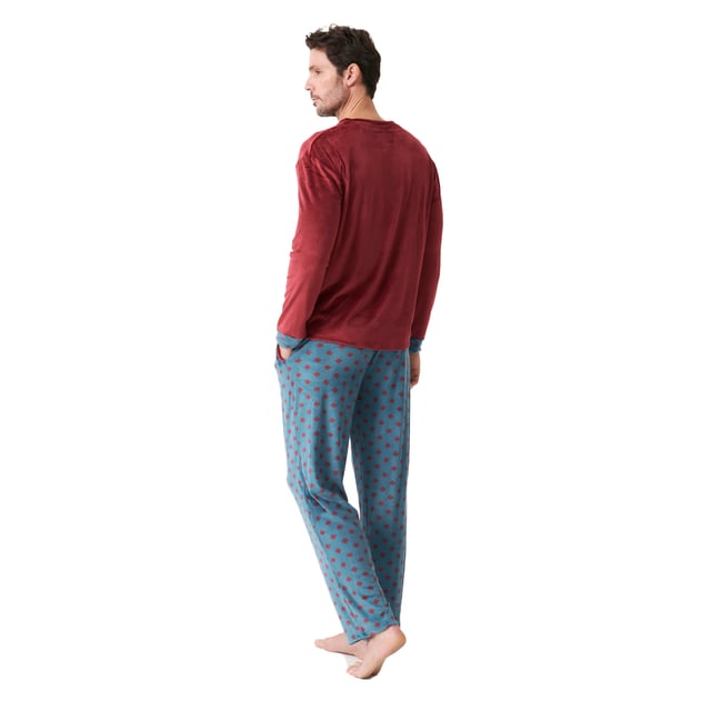 Långärmad pyjamas och långbyxor J and J Brothers.\n Maroon-blå färg\n\n Slät T-shirt med mandarinkrage och knappstängning.\n Sammetslen och mjuk textur.\n Långa tryckta byxor med elastisk midja som kan justeras med en dragsko.\n Öppna fickor i sidan.\n Sömmar i ton.\n\n Sammansättning: T-shirt: 95% polyester, 5% elastan; Byxor: 95% polyester, 5% elastan.\n\n -Tvättas i max temperatur. 30º.\n -Använd inte blekmedel.\n -Torka i max temperatur. 110º.\n -Har inte stöd för kemtvätt.\n -Tillåter inte användning av torktumlare.\n Sammansättning: T-shirt: 95% polyester, 5% elastan; Byxor: 95% polyester, 5% elastan.\n Skötsel:\n-Tvätta i max temperatur. 30º.\n -Använd inte blekmedel.\n -Torka i max temperatur. 110º.\n -Har inte stöd för kemtvätt.\n -Tillåter inte användning av torktumlare.