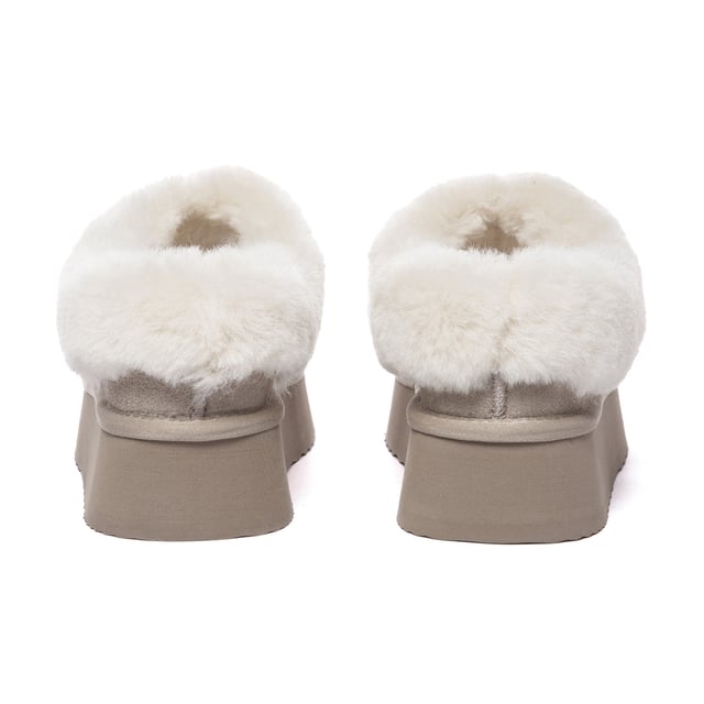 Mantente cómoda y elegante con las eternas zapatillas al tobillo Topknot, el esencial calzado de útlima moda con un moderno diseño de plataforma. Confeccionadas en cinco elegantes opciones de color, estas zapatillas envuelven tus pies en lujosa lana de oveja, ofreciendo un confort irresistible. Completadas con un mullido cuello de lana en el tobillo, su encanto perdurable garantiza que se mantengan de moda en todas las temporadas.