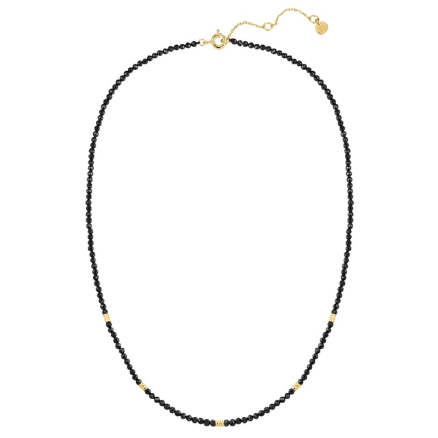 Are you looking for an enrichment for your jewelry box and have a penchant for modern healing stone designs? Then this necklace from the Glanzstücken München label is made for you. A strand of natural stone beads made of faceted spinel decorates your neckline and fascinates with the dark mysticism of the gemstone. Metal beads made of yellow gold-plated sterling silver create shimmering contrasts. The spinel not only looks elegant, but is also considered an encouragement that promotes a confident attitude to life. An extension chain with a spring ring clasp ensures a high level of comfort and a perfect fit in the décolleté.