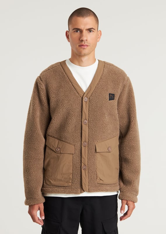 Fit & Material The Karo Fleece is a regular fit jacket, made from 100% polyester. The lining is composed of 100% polyamide, making it extra comfortable.  Details The Karo Fleece features an all-over knitted sherpa design. On the sides, you'll find 2 contrasting comma-shaped pockets with button closures. Additionally, this jacket includes Signature CHASIN' details and a button closure.  Specs  Regular fit Lined Knitted Sherpa Button closure 2-pocket CHASIN' details