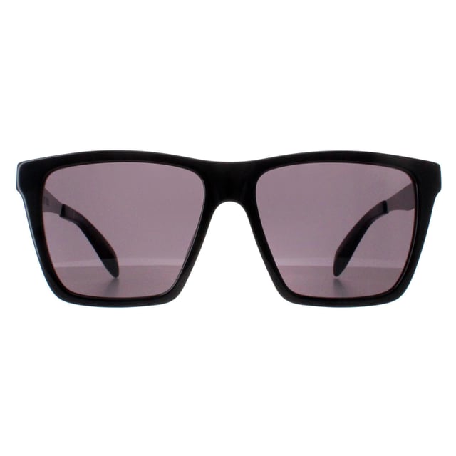 Las gafas de sol Alexander McQueen AM0352S 001 en negro brillante y gris cromado oscuro redefinen las gafas contemporÃ¡neas con su diseÃ±o atrevido y su impecable elaboraciÃ³n. Estas gafas de sol cuentan con una silueta cuadrada distintiva que llama la atenciÃ³n, encapsulando perfectamente la estÃ©tica vanguardista de la marca. La elegante montura estÃ¡ adornada con el logotipo de McQueen en las patillas, aÃ±adiendo un toque de encanto rebelde a cualquier look. Las gafas de sol AM0352S combinan a la perfecciÃ³n moda y funcionalidad gracias a sus lentes de gran tamaÃ±o que aportan estilo y protecciÃ³n UV superior. Marca tendencia y transmite confianza a cada paso con estas icÃ³nicas gafas de sol Alexander McQueen, el accesorio definitivo para quienes se atreven a superar los lÃ­mites del estilo.