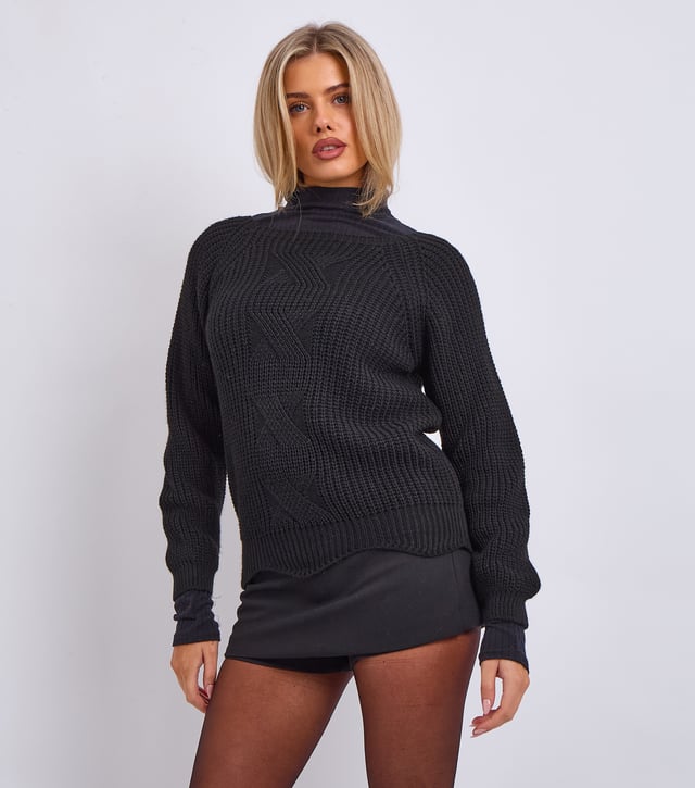 Manténgase cómodo y elegante con este jersey extragrande de punto acanalado con cuello redondo en negro. Diseñado para brindar comodidad y versatilidad, este jersey presenta un ajuste holgado de gran tamaño, un cuello redondo clásico y detalles de punto acanalado para una apariencia atemporal. Perfecto para usar en capas durante las estaciones más frías o combinarlo con tus jeans o leggings favoritos para un atuendo elegante y sin esfuerzo. Confeccionado con un tejido suave y de alta calidad, garantiza calidez y durabilidad mientras te mantiene a la moda. Un básico imprescindible para tu guardarropa informal.