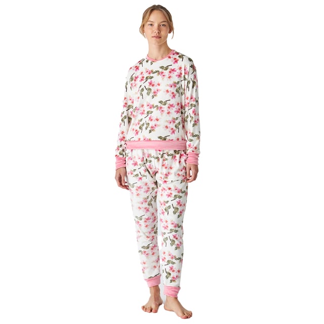 Women's long-sleeved pajamas with an elegant and comfortable design, ideal for lounging or relaxing at home.

 Made from soft velvet, these pyjamas are ideal for cool nights and offer a feeling of exceptional warmth and comfort.

 Its modern and sophisticated design adapts perfectly to the female figure, enhancing the silhouette with a chic and relaxed style.

 The set includes a solid-coloured long-sleeved top with a delicate V-neck, while the matching trousers feature an attractive print. An elasticated drawstring waist provides freedom of movement.

 Tonal exposed stitching adds a subtle yet elegant detail.

 Enjoy the softness of velvet and a design that combines fashion and functionality. Ideal for giving as a gift or for pampering yourself.
 Composition: Shirt: 95% Polyester, 5% Spandex; Pants: 95% Polyester, 5% Spandex
 Care:
-Wash on a gentle cycle.
 -Always use cold or warm water.
 -Do not use a dryer. It is better to air dry.
 -If necessary, iron at low temperatures.
 -Do not use bleach.
