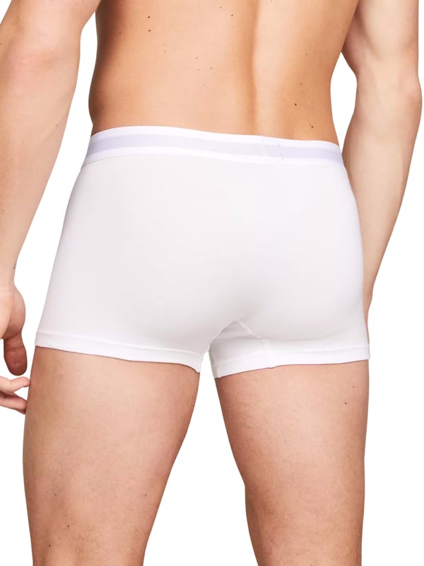 Diese Herren-Boxershorts im Dreierpack kombinieren klassischen Stil mit hohem Tragekomfort. Der normale Schnitt und das weiche Baumwollstretch-Material passen sich perfekt an den Körper an. Ein toniger, elastischer Bund mit kontrastfarben eingewebtem Label-Schriftzug sorgt für einen modernen Look und zuverlässigen Sitz. Die Shorts verfügen über ein gerades Bein und eine normale Beinlänge, ideal für den täglichen Gebrauch. Tonige Nähte und eine dezente, gewebte Labelflagge im Bund runden das minimalistische, unifarbene Design stilvoll ab.