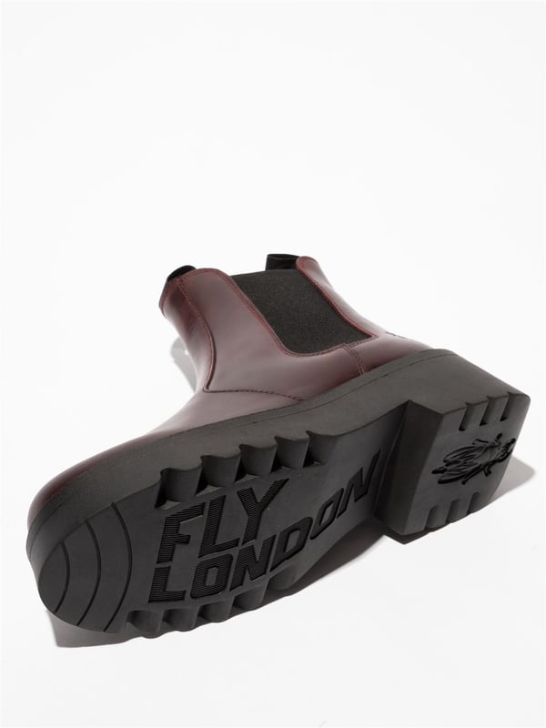 Mejora tu estilo con los botines Chelsea Biker con tacón de cuña Medi de Fly London, una versión moderna de un clásico básico de tu armario. Estas botas, confeccionadas en piel de primera calidad, cuentan con un forro de microfibra estampada para mayor comodidad y una suela de goma gruesa para mayor durabilidad. El diseño fácil de poner incluye inserciones elásticas y tiradores, lo que garantiza un ajuste perfecto. El logotipo grabado en el lateral añade un toque del estilo característico de Fly London, lo que hace que estas botas sean una incorporación destacada a cualquier colección. Parte superior de piel de primera calidad, forro de microfibra estampada, suela de goma gruesa con tacón de 5,5 cm, inserciones elásticas y tiradores, detalle del logotipo grabado.