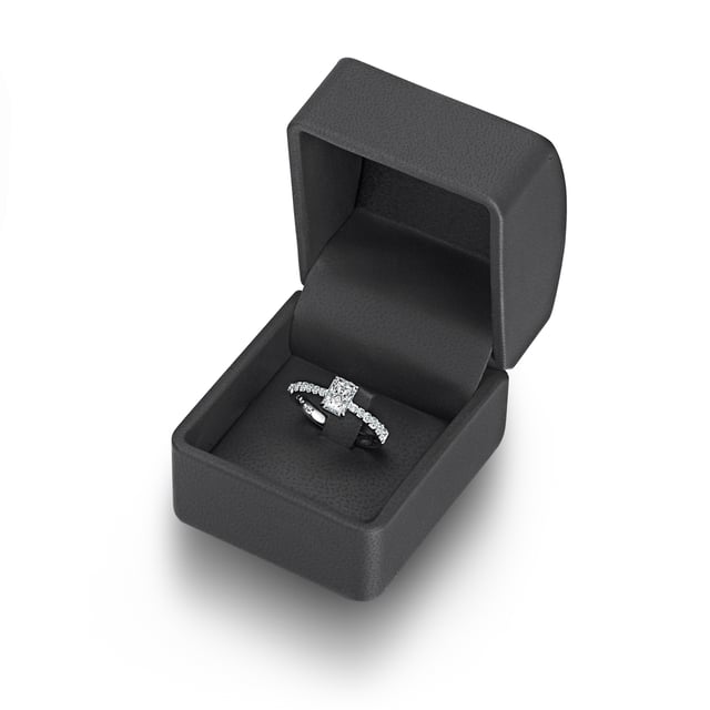 How about a solitary ring as a engagement ring? The origins of this classic go back to the noble jeweler Tiffany, who designed a narrow ring with a diamond in a recording in the 19th century. In this way, light rays can also fall into the stone and spark a special sparkle. With modern engagement rings, it no longer has to be a diamond: This creation of the 1934 manufactory in 1934 captivates with a large zirconia with a brilliant cut, flanked by a wreath of smaller jewelry stones. The ring rail made of 925 sterling silver is protected by rhodium line.