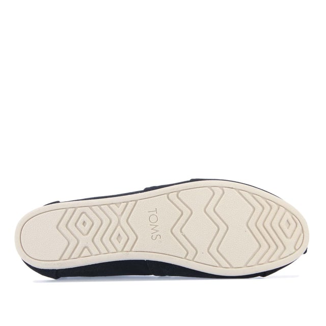 Espadrilles Toms Alpargata en coton recyclé pour femme en noir.- Dessus, doublure et semelle de propreté en coton recyclé composés à 50 % de coton recyclé.- Couture à la pointe et V élastique pour se chausser et se déchausser facilement.- Design Alpargata classique.- Gore élastique pour se chausser et se déchausser facilement.- Semelles intérieures personnalisées fabriquées avec 50 % d'éco-contenu, y compris de la mousse PU recyclée.- Semelle extérieure durable et flexible liée directement à la Dessus via Construction en TPR à injection directe pour un ajustement sans couture.- Logo Toms sur le côté et à l'arrière du talon.- Construction 100 % vegan.- Dessus en textile, doublure en textile, semelle en textile et synthétique.