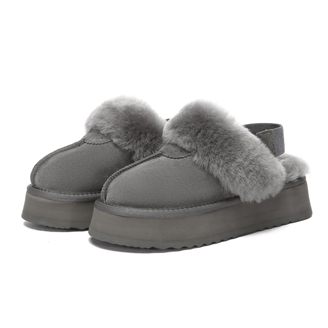 With maximum coziness and a bit of lift. Experience the fashion-forward appeal of the Wagtail Slippers. Featuring cow suede upper treated with a water resistant coating. The added feature of a removable strap means the option of wearing them with or without, which is great for that extra flexibility with your outfit pairings.
Specification:
Suede Upper
Warm Sheepskin Wool Lining
Soft Sheepskin Wool Insole
EVA Sole
Technologies:
Water & Stain Resistance Upper
Slip Resistance Outsole