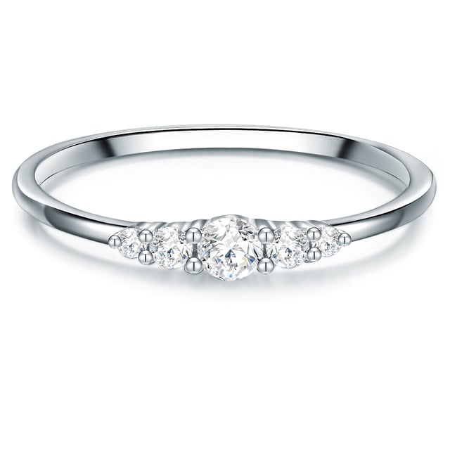 Are you looking for a filigree engagement ring with a touch of glamor? Then you should give this model of the 1934 manufacture in 1934! In the style of an entourage ring, the dainty ring splint wears a composition of sparkling zirconia, arranged around a middle stone. Thanks to the countless facets of the brilliant cut, the crystals spark an incomparable glitter on the ring finger. Ring rail and versions made of 925 sterling silver are protected from the start by a rhodium coating. A stylish alternative to expensive diamond rings and not just a delightful bridal jewelry, but an everyday favorite piece.