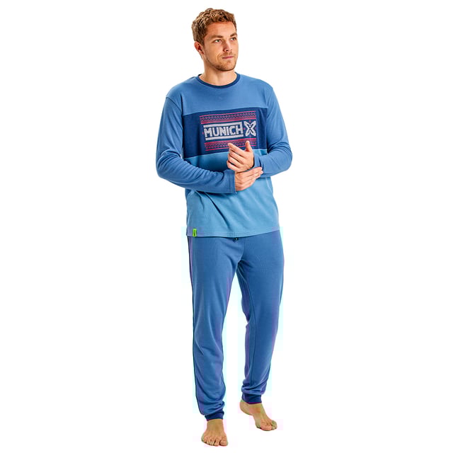 Pijama de  manga larga Munich.
Color Azul
Camiseta de manga larga y cuello redondo.
Diseño con gráficos de la marca.
Pantalón largo.
Cinturilla elástica.
Bajos rectos.
Costuras vistas a tono.

Composición:  60% Poliéster, 40% Algodón.

-Lavar a temperatura máx. 30º.
-No usar lejía.
-Planchar a temperatura máx. 110º.
-No admite lavado en seco.
-Permite utilizar secadora.