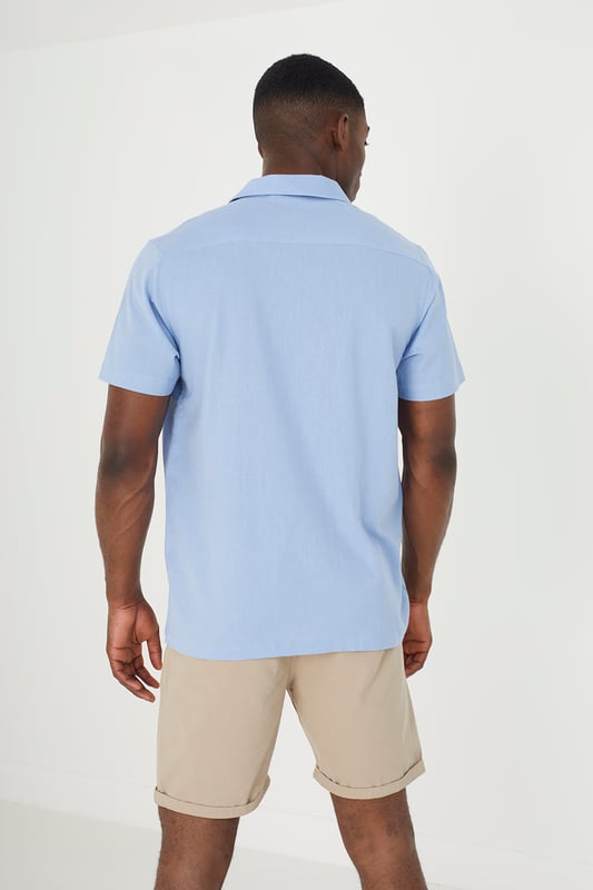 This short sleeve shirt from Brave Soul is a wardrobe staple this season. Crafted from a cotton and linen blend, this style features a revere collar, straight hem, button fastenings and two chest pockets with button fastening. Team with jeans or shorts for an effortless casual look. Model wears UK size M.
