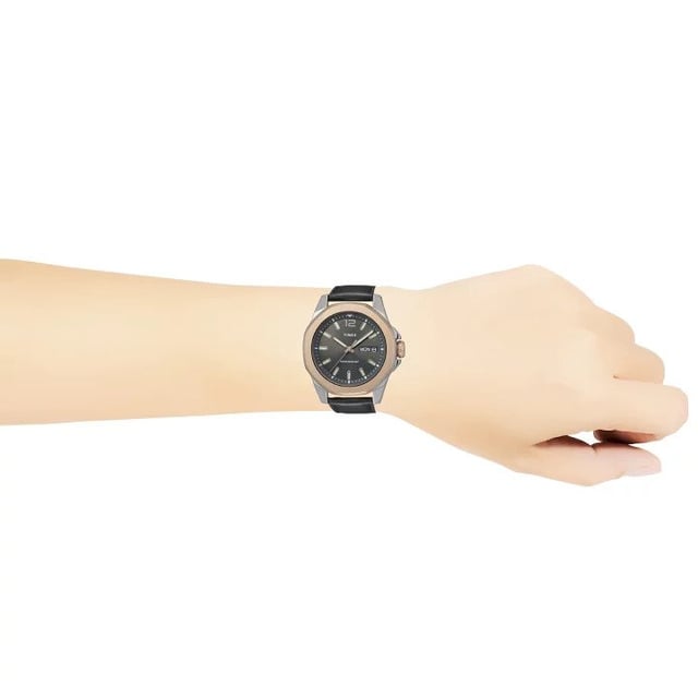 This Timex Essex Avenue Analogue Watch for Men is the perfect timepiece to wear or to gift. It's Multicolour 46 mm Round case combined with the comfortable Black Leather watch band will ensure you enjoy this stunning timepiece without any compromise. Operated by a high quality Quartz movement and water resistant to 5 bars, your watch will keep ticking. Sporty & fashionable design with simplicity, perfect for both indoor and outdoor activities - This Analogue watch has a calendar function: Day-Date, Luminous Hands and Luminous Numbers High quality 21 cm length and 22 mm width Black Leather strap with a Buckle Case diameter: 46 mm,case thickness: 12 mm, case colour: Multicolour and dial colour: Black