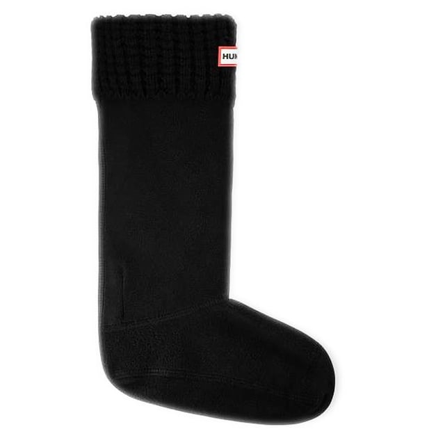 Los calcetines para botas Hunter Original Waffle Cuff Tall Black están diseñados para mejorar la comodidad y el estilo de sus botas Hunter. Confeccionados con una meticulosa atención al detalle, estos calcetines no solo proporcionan calor adicional, sino que también añaden un elemento texturizado y moderno a tu conjunto para los días de lluvia.

Características principales:

 Diseño de puño waffle:  El diseño del puño en forma de gofre añade textura e interés visual, creando un aspecto único y elegante que complementa tus botas Hunter.

 Color negro: El color negro ofrece versatilidad, permitiendo que estos calcetines combinen a la perfección con varios estilos de botas Hunter y diferentes conjuntos.

 Largo para botas altas:   Hechos a medida para las botas Hunter altas, estos calcetines ofrecen una cobertura ampliada por encima de la caña de la bota, proporcionando tanto calidez como un toque de moda.

 Material de primera calidad:   Confeccionados con materiales de alta calidad, los calcetines ofrecen un tacto suave y cómodo sobre la piel, garantizando una agradable experiencia de uso.

 Marca icónica:   Busque el sutil logotipo o marca Hunter en el calcetín, que refleja la autenticidad y calidad asociadas a la marca Hunter.

 Calidez y aislamiento:   Perfectos para el tiempo más frío, estos calcetines con puño waffle proporcionan un aislamiento adicional, manteniendo tus pies calientes y acogedores en temperaturas más frías.

 Puño de canalé:   El puño acanalado no sólo añade un detalle de estilo, sino que también garantiza un ajuste seguro, evitando que los calcetines se deslicen hacia abajo mientras estás en movimiento.

Consejos de estilo:

Luce el estampado waffle del puño dejando que los calcetines asomen justo por encima de la caña de la bota, añadiendo un elemento moderno y texturizado a tu look general.

Combina estos calcetines Waffle Cuff Tall Black Boot Socks con tus botas Hunter favoritas para un conjunto coordinado y a la moda.