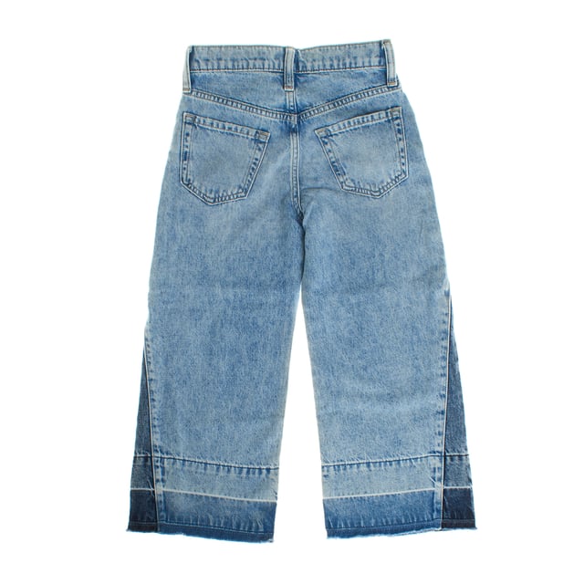 Mid-rise jeans for girls, made from authentic denim for a comfortable and modern style.

 They feature a front closure with buttons and zipper, with an additional hidden clasp in sizes 4 to 8 for ease of use.

 Featuring the classic five-pocket design, these jeans stand out for their contrasting patches on the legs and hem, adding a unique and eye-catching touch.

 Their wide cut provides freedom of movement, making them an ideal option for a casual, fresh and personality-filled look.
 Composition: 100% Cotton
 Care:
- Machine wash cold.
 - Use similar colors in the wash.
 - Avoid the use of bleaches.
 - Dry at low temperature in the dryer.
 - Iron at low temperature.
 - Do not dry clean.