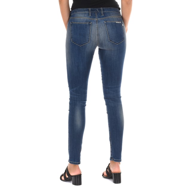 Long jeans. 
 Color Blue denim 
 Waist with belt loops. 
 Button and zip closure on the front. 
 Two pockets and a mini pocket on the front. 
 Two open pockets on the back. 
 Narrow cut hem. 
 Worn effect. 
 Contrast patches. 
 Matching seams. 

 Composition: 
 - 70% Cotton - 28% Polyester - 2% Elastane. 

 Washing instructions: 
 - Wash maximum at 40ºC. 
 - Iron at medium temperature. max. 110ºC. 
 - Lets you use a dryer. 
 - Do not use bleach. 
 - Does not support dry cleaning. 

 Composition: 70% Cotton, 28% Polyester, 2% Elastane
 Care:
- Wash maximum at 40ºC.
 - Iron at medium temperature. max. 110ºC.
 - Allows you to use a dryer.
 - Do not use bleach.
 - Does not support dry cleaning.