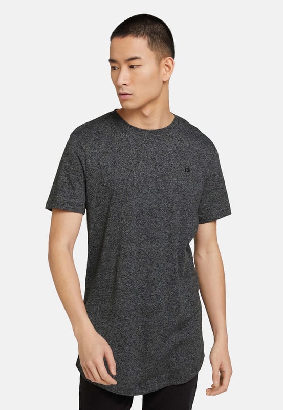 Dieses T-Shirt ist ein klassisches und vielseitiges Kleidungsstück. Es hat einen regulären Schnitt und einen Rundhalsausschnitt. Der Saum ist hinten und vorne leicht abgerundet. Die Melange-Struktur verleiht dem Shirt einen besonderen Look. Eine kleine Stickerei auf der Brust und ein Label-Patch auf der Seitennaht oberhalb des Saums runden das Design ab.