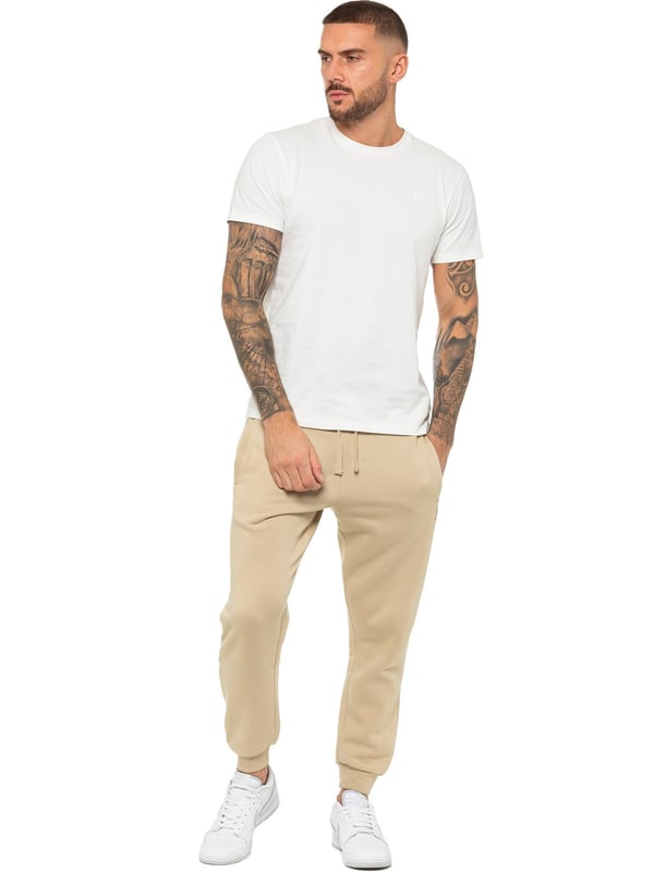 Enzo Herren Jogginghose mit normaler Passform. Elastischer Bund mit verstellbarem Kordelzug. Mit 2 seitlichen Schlitztaschen und einer Gesäßtasche. Knöchel mit Bündchen. Mit EZ-Logo.