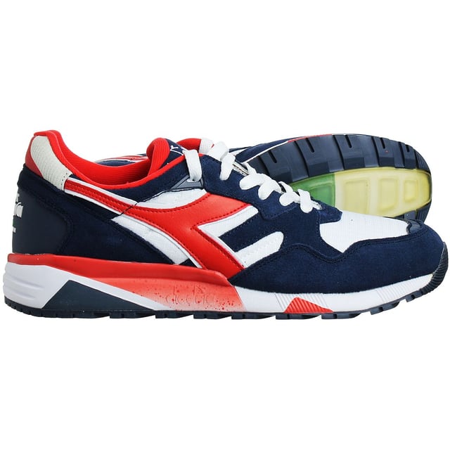 Experimente una explosión de estilo de inspiración retro y comodidad contemporánea con los entrenadores multicolores masculinos de Diadora N9002. Estos llamativos entrenadores rinden homenaje a la herencia de Diadora al tiempo que incorporan la tecnología moderna, lo que los convierte en una opción destacada para las personas de moda.

Características clave:

Diseño retro: los entrenadores N9002 se inspiran en los icónicos diseños de los años 90 de Diadora, con paneles vibrantes y multicolores que exudan la nostalgia y una audaz declaración de moda.

Materiales premium: hechas con materiales de alta calidad, que incluyen una combinación de cuero, gamuza y malla, estos entrenadores aseguran tanto la durabilidad como la transpirabilidad para el desgaste duradero.

Solilla intermedia acolchada: los entrenadores están equipados con una entresuela acolchada que ofrece una comodidad superior y absorción de impacto. Esta característica permite un viaje receptivo y suave durante las actividades diarias.

Ajuste seguro: los entrenadores incorporan un sistema de cierre de cordones, proporcionando un ajuste seguro y personalizable para adaptarse a la forma y las preferencias de su pie.

Collar y lengua acolchados: el collar acolchado y la lengua mejoran la comodidad general de los entrenadores, reduciendo la fricción y proporcionando apoyo adicional alrededor del área del tobillo.

Suella exterior de la pareja: los entrenadores cuentan con una suela exterior de goma que ofrece una tracción confiable en diversas superficies, asegurando la estabilidad y evitando los resbalones durante el movimiento.

Estética multicolor: los paneles y detalles multicolores sobre estos entrenadores crean un aspecto dinámico y llamativo. Este esquema de color único agrega personalidad a su atuendo y permite opciones de estilo versátiles.

Los entrenadores multicolores masculinos de Diadora N9002 combinan nostalgia y modernidad, ofreciendo un par de calzado que se pone a la cabeza que está de moda y cómodo. Si eres fanático de la moda retro o simplemente aprecia el elemento de diseño audaz