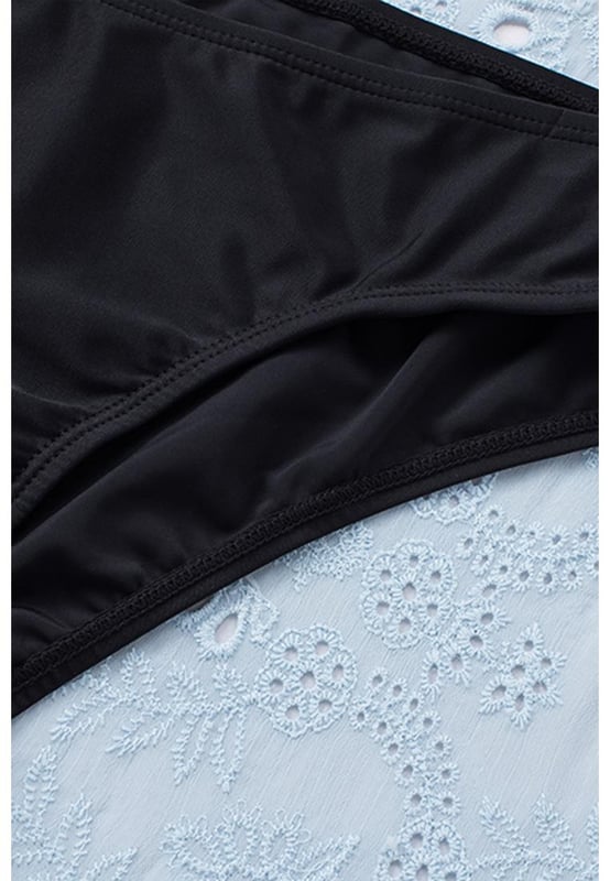 Parte superior de tankini estiloso con estampado de leopardo y bikini de color sólido  
Diseño con volantes para un toque femenino  
Estampado de leopardo de moda  
La parte superior del tankini proporciona una amplia cobertura y soporte  
Bikini de color sólido para un ajuste cómodo y favorecedor  
Fabricado con materiales de calidad para durabilidad y lujo  
Perfecto para días de playa o relajarse al borde de la piscina  
Renueva tu colección de trajes de baño con este conjunto a la moda