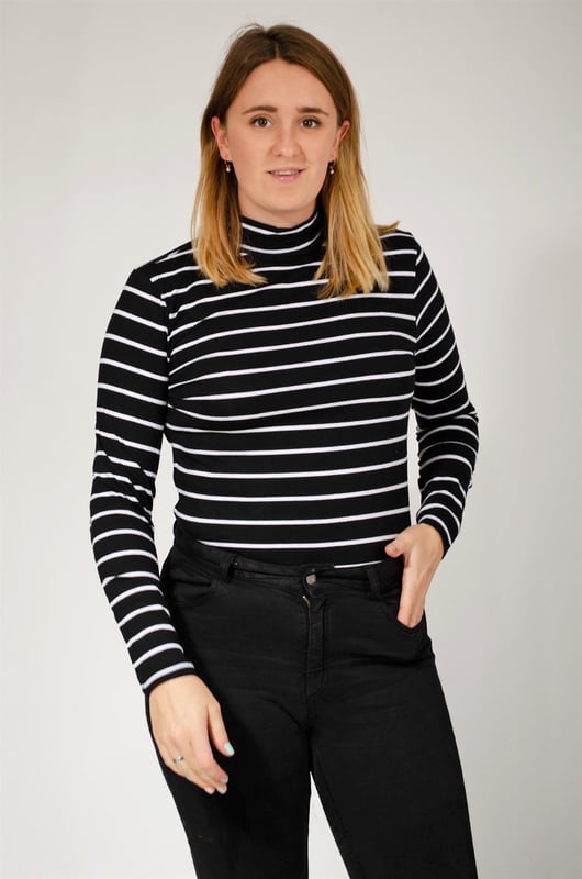 Stay cosy in sleek stripes with this cotton-rich top. Fitted shape, with long sleeves and a funnel neck to lock in warmth. Added stretch gives extra comfort. Made from responsibly sourced cotton.
Fit: Regular, Sizing: As expected