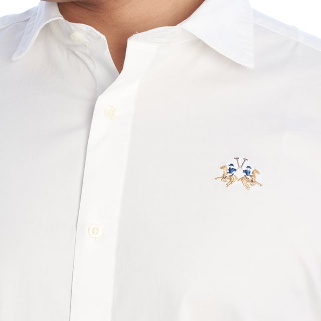 Camisa clásica de hombre La Martina. 

Una prenda imprescindible en el armario masculino que equilibra a la perfección estilo y funcionalidad. Esta camisa de La Martina destaca por su diseño atemporal y detalles sofisticados que reflejan la esencia de la marca.

Detalles:

- Camisa de manga larga con cierre frontal de botones.
- Diseño de corte ajustado que se adapta perfectamente al cuerpo.
- Confeccionada en algodón de alta calidad, ligero y transpirable.
- Logotipo de La Martina bordado en el pecho.
- Puños ajustables con doble botón para un mejor ajuste.
- Cuello clásico que se adapta a cualquier look.
- Dobladillo curvado que facilita su uso por dentro o fuera del pantalón.
- Etiqueta decorativa en la parte inferior que refuerza la autenticidad de la marca.
- Corte recto que asegura un calce cómodo y estilizado.

Una camisa manga larga versátil que combina elegancia y comodidad, ideal para ocasiones formales o para elevar un look casual. Perfecta para quienes valoran la calidad y los detalles de diseño exclusivos.
 Composición: 97% Algodón, 3% Poliéster
 Cuidados:
- Lavar máximo a 30°C en ciclo delicado.
- No usar lejía ni blanqueadores.
- Planchar a baja temperatura, preferiblemente del revés.
- No usar secadora.