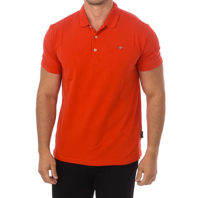 Short sleeve polo Napapijri.
 Lapel collar.
 Short sleeve.
 Half-height button closure.
 Brand logo embroidered on the upper side.
 Seams seen in tone.
 Composition: 100% cotton
 Care:
Wash maximum at 40ºC.
 - Iron at medium temperature, max. 110ºC.
 - Allows you to use a dryer.
 - Do not use bleach.
 - Does not support dry cleaning.