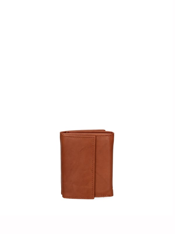 Cartera de hombre. El cierre es con botón de presión. Los bolsillos internos son tarjeteros y porta billetes. Los bolsillos exteriores son uno trasero con clip. Falta la correa para el hombro. Falta el mango. Hay un compartimento interno. El material exterior es 100% Piel Auténtica. Internamente está forrado en piel auténtica. Medidas: 8x10x3 cm. Producto de moda